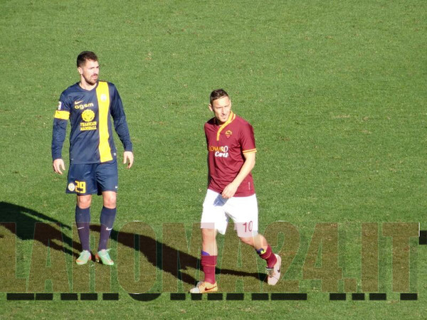 TOTTI_E_CACCIATORE_TUTTA_FIGURA_LR24