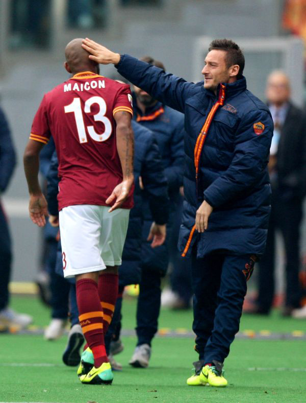 TOTTI_GIACCONE_MAICON_MANO_SULLA_TESTA_ROMA_FIORE