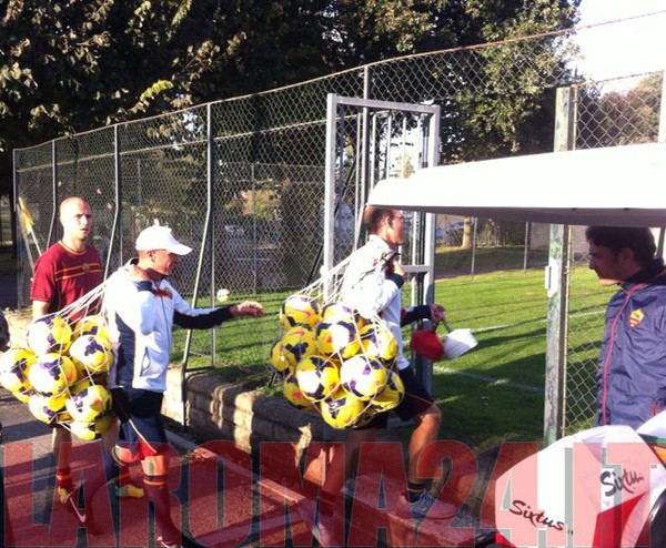 bradLey_andreazzoli_palloni_ingresso_in_campo_trigoria_081113