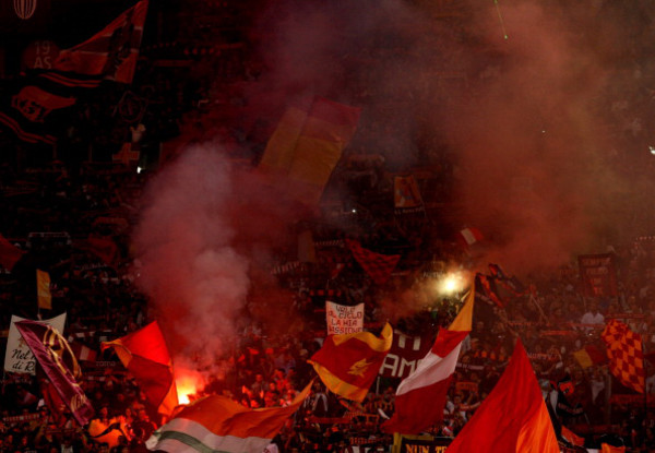 Curva_sud_bandiere_roma_napoli_ottima