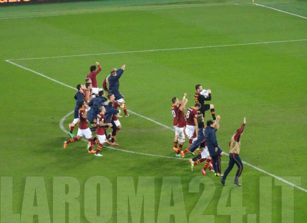 squadra_esultanza_sotto_curva_roma_livorno