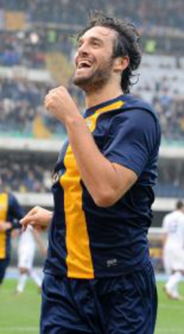 toni esulta maglia verona