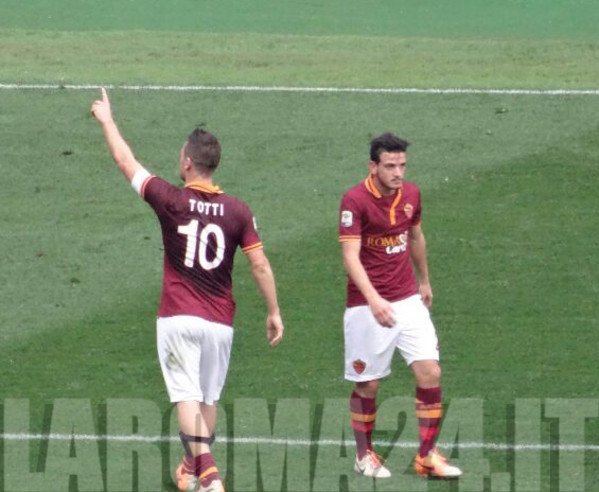 totti_indica_spalle_florenzi_roma_genoa_120114