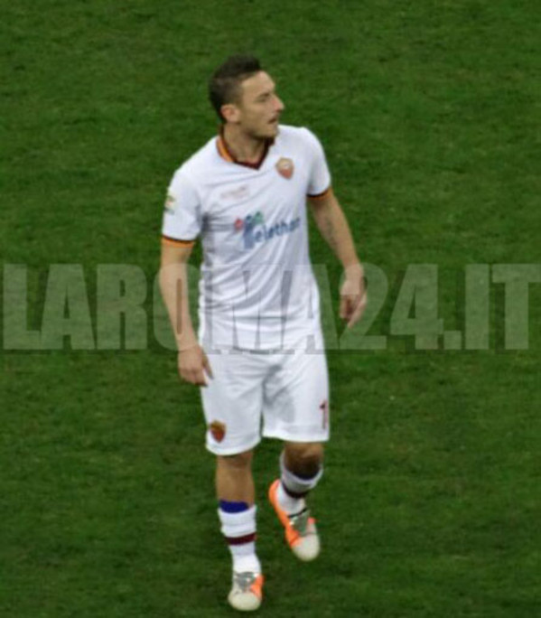 totti_tutta_figura_bianco_piccola