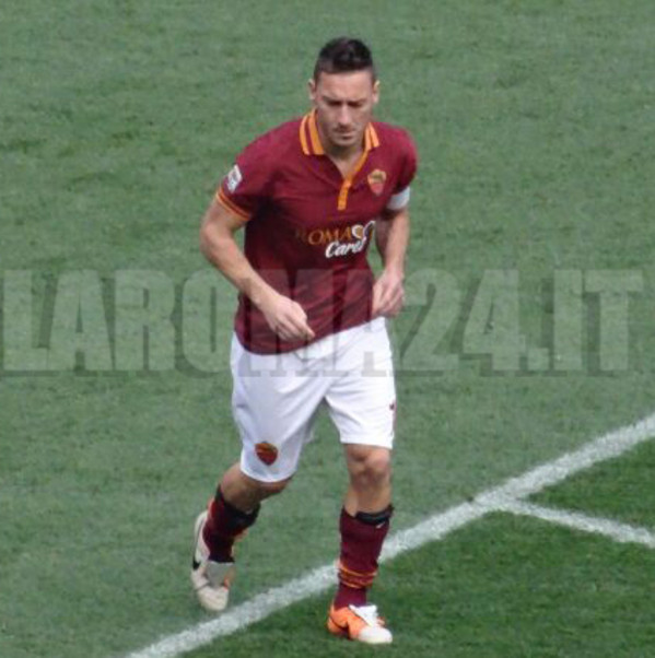 totti_tutta_figura_testa_bassa_buona