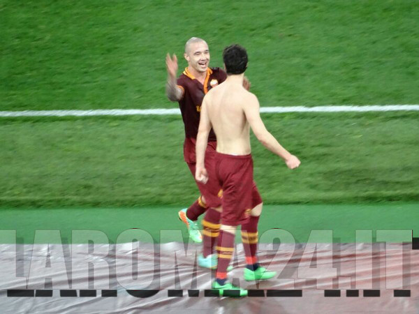 DESTRO_FESTEGGIA_CON_NAINGGOLAN_ROMA_SAMP