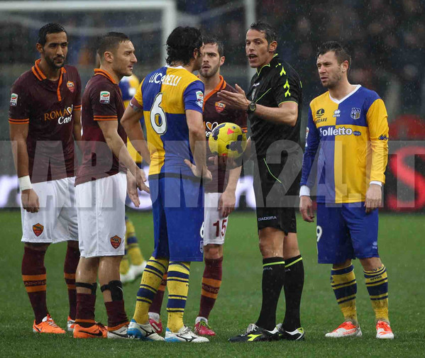 De Marco parla con Totti e Lucarelli sospensione OTTIMA FOTO MANCINI Roma Parma 2 2 14