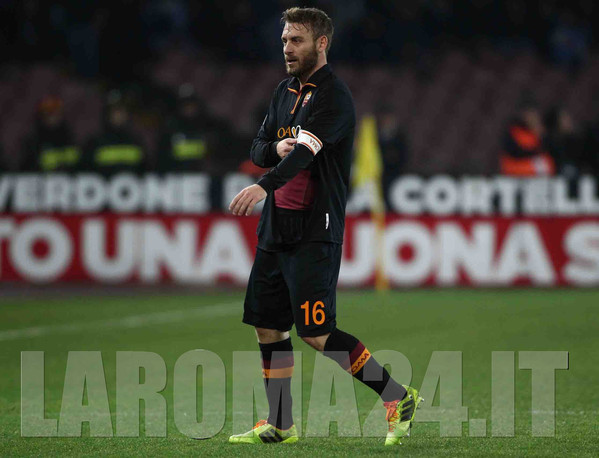 De Rossi tutta figura maglia strappata nero napoli roma ci 120214 MANCINI