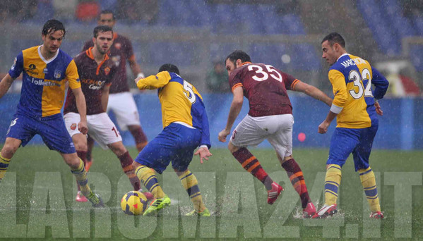 Gargano prova dribbling nella pioggia OTTIMA FOTO MANCINI Torosidis Pjanic Parolo Roma Parma 2 2 14