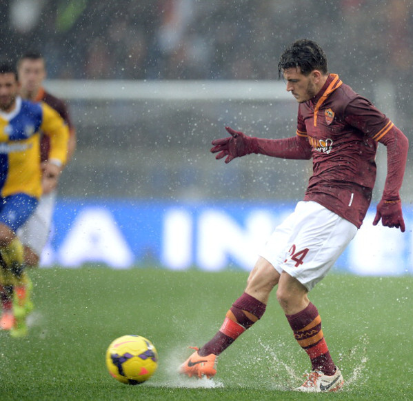 florenzi-calcia-pozzanghera-roma-parma