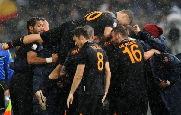 gruppo abbraccio sotto pioggia roma napoli coppa italia