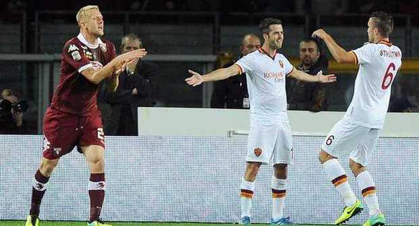 pjanic-strootman_abbraccio_glik_torino_roma