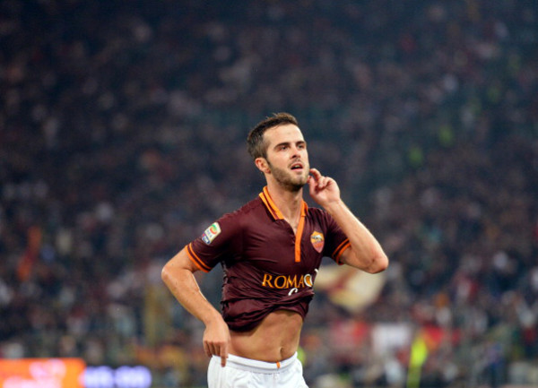 pjanic_corre_maglia_mezza_alzata