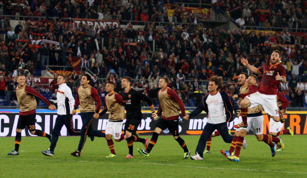 squadra_corre_sotto_curva_roma_napoli