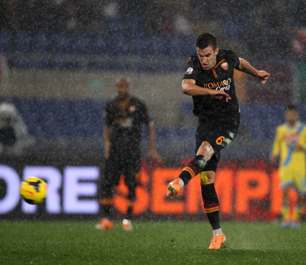 strootman-calcia-pioggia-roma-napoli-coppa-italia