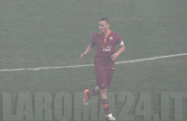 totti tutta figura sfocata