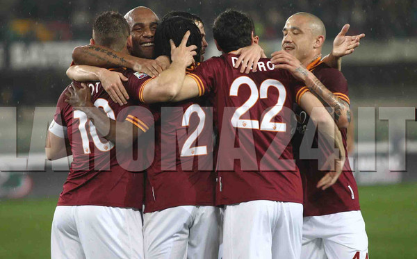 GRUPPO ABBRACCIO DOPO GOL CHIEVO ROMA 220314 MANCINI