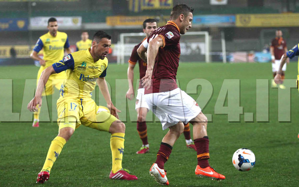 TOTTI SPALLE CONTROLLO AZIONE CHIEVO ROMA 220314 MANCINI