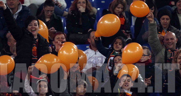 TIFOSI_PALLONCINI_ARANCIONI_X_STROOTMAN