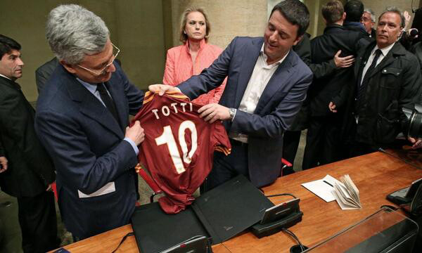 d'alema renzi maglia totti