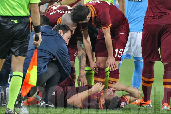 napoli roma strootman a terra FOTO GINO