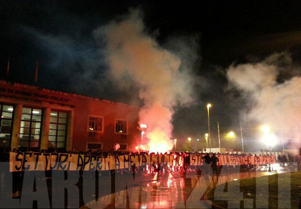 striscione esterno olimpico ultimo stadio roma inter