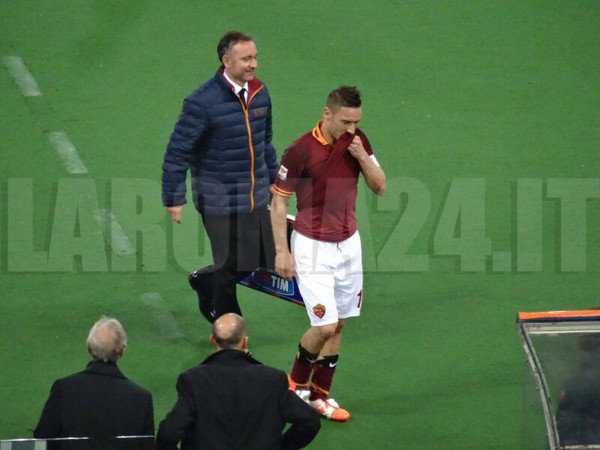 totti bacia maglia cambio roma udinese 170314