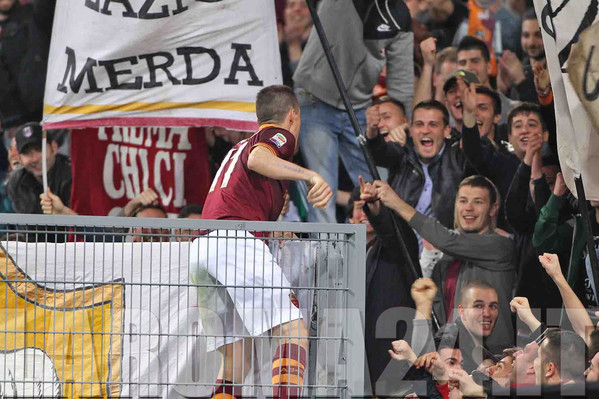 taddei esultanza curva roma parma 020414 mancini