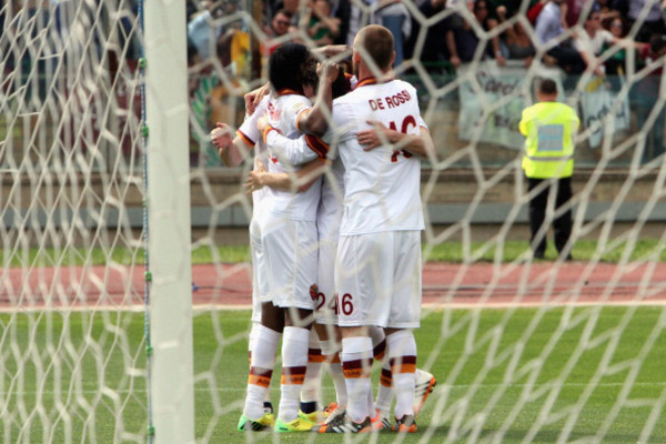 De-Rossi-Gervinho-Destro-abbraccio-dietro-la-rete-Cagliari-Roma