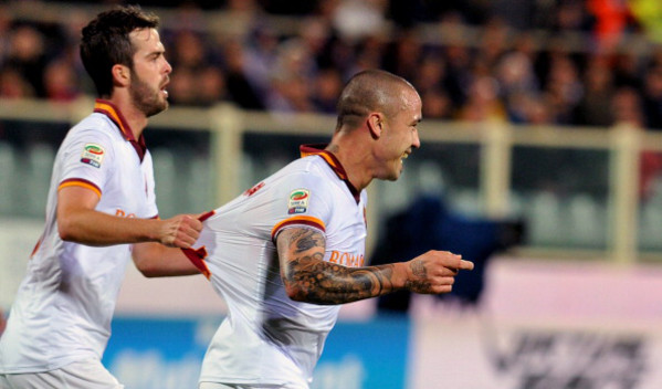 Nainggolan-trattenuto-da-Pjanic-dopo-gol-in-Fiorentina-Roma