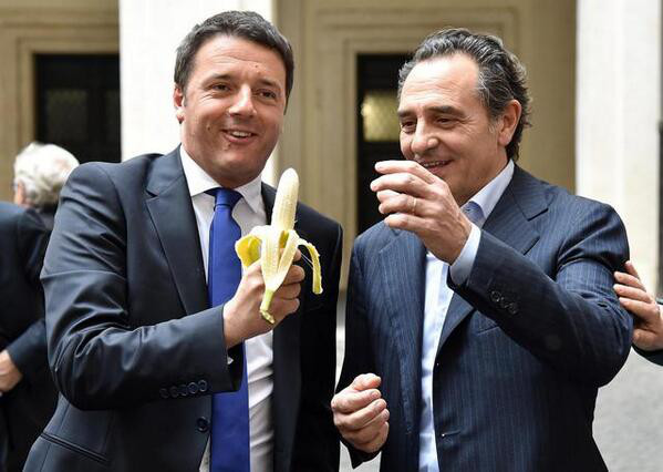 Renzi Prandelli Banana Dani Alves