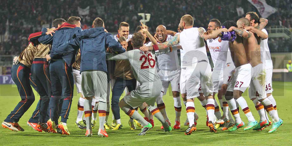 Squadra abbracciata in cerchio esulta a fine post FIORENTINA ROMA OTTIMA FOTO GINO MANCINI