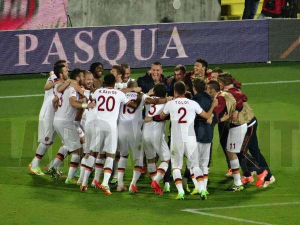 Squadra esulta in cerchio post Fiorentina-Roma