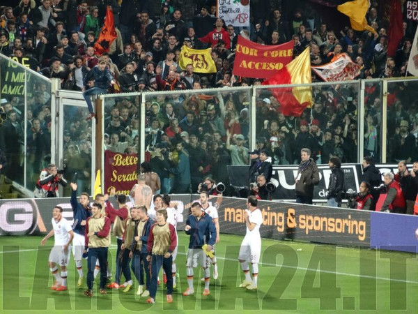 Squadra sotto al settore ospiti trasferta  Fiorentina-Roma