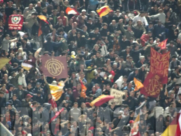 tifosi settore ospiti fiorentina roma