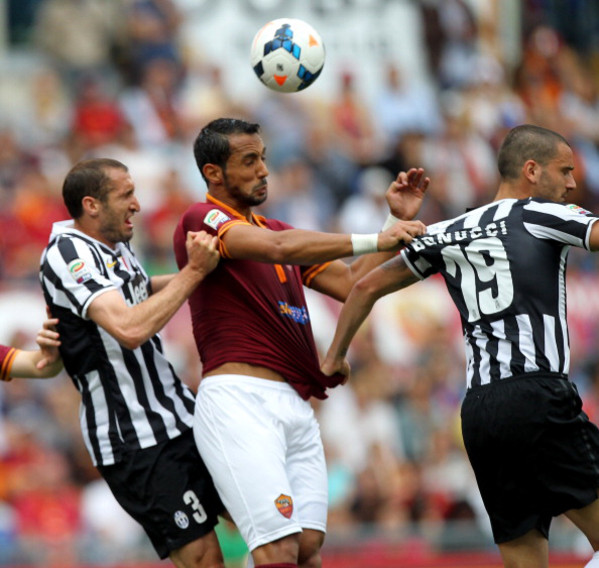 Benatia-stacca-in-mezzo-a-chiellini-e-bonucci-Roma-Juve-11.5.14