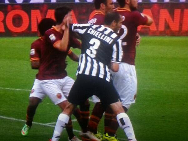 chiellini pjanic gomitata roma juve fermoimmagine