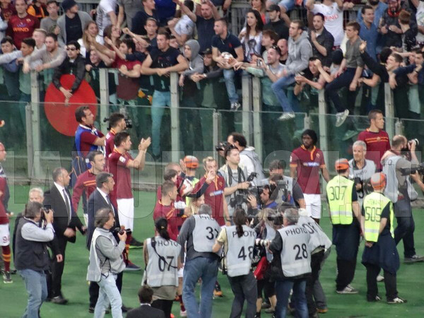 Squadra applaude tifosi sotto curva sud  Roma Juve 11.5.14