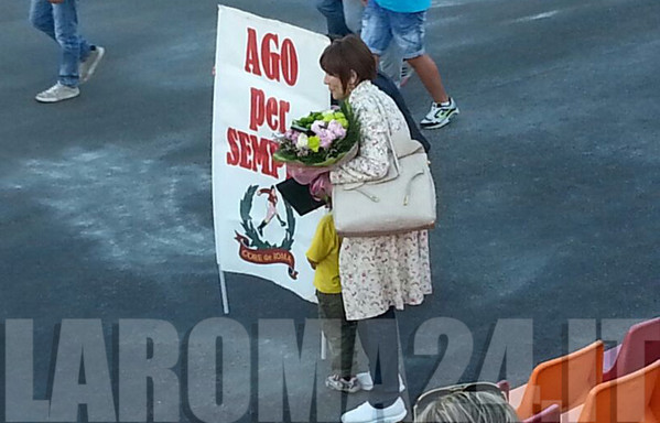 marisa di bartolomei posa striscione trigoria