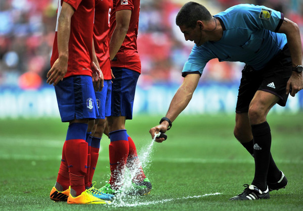 bomboletta spray arbitri mondiale