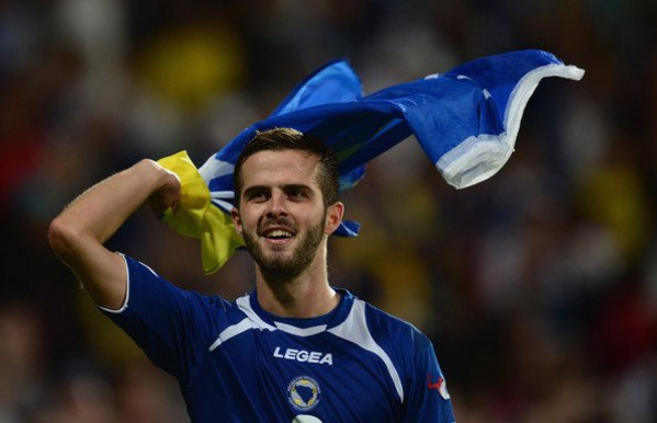 pjanic bosnia sbandiera