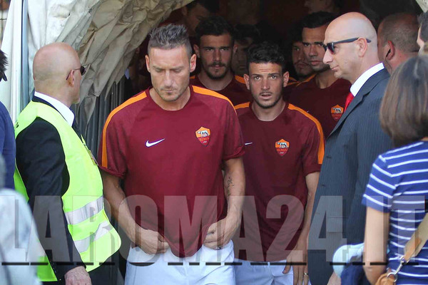 SQUADRA ENTRA IN CAMPO TOTTI FLORENZI CASTAN LR24