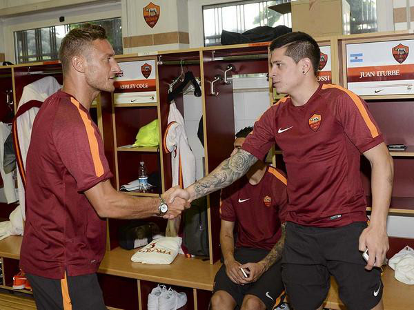 Stretta di mano Totti Iturbe