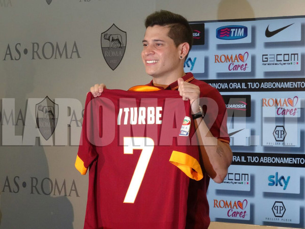 iturbe posa con maglia sorride