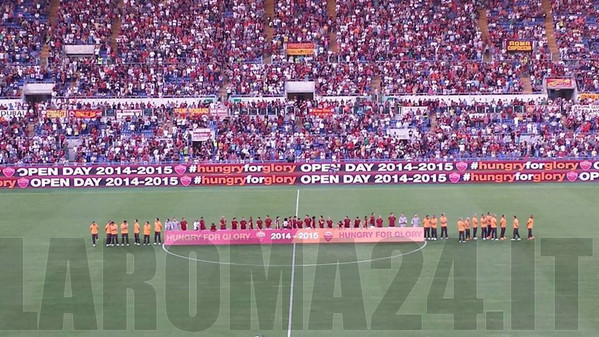 Presentazione squadra stadio Olimpico giocatori a centrocampo