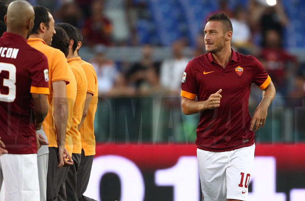 Totti guarda Maicon e staff Presentazione Roma-Fenerbahce 19.08.14 foto GINO