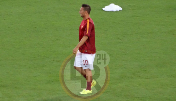 totti tutta figura riscaldamento