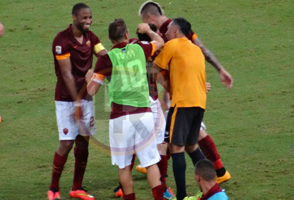 totti in campo esultanza gol florenzi roma verona