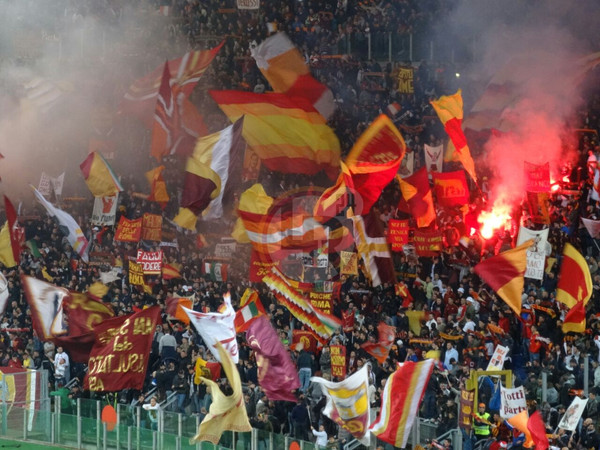 curva sud bandiere e fumogeni lr24