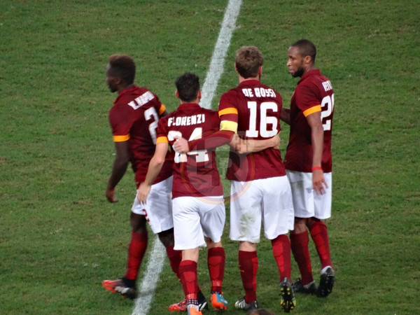 de rossi festeggiato dopo gol roma cesena lr24